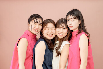 仲良しな若い女性4人組