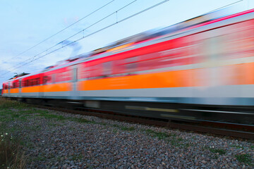Jadący z dużą prędkością pociąg - obrazy, fototapety, plakaty