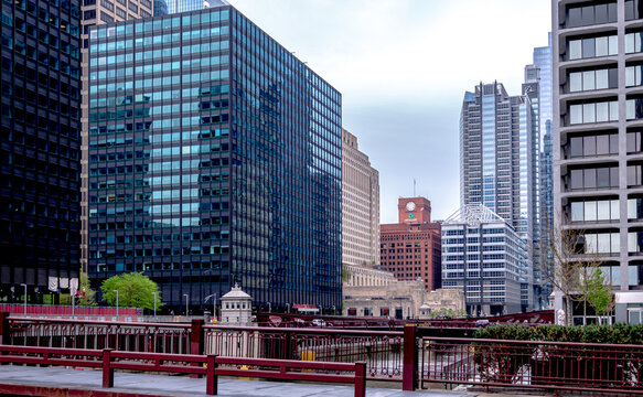 street and riverview scenes in downtown chicago