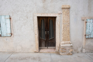 Fototapeta na wymiar 2023 03 11 Vallonara wooden door