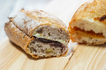 あんバターとバターピーナッツフランスの断面