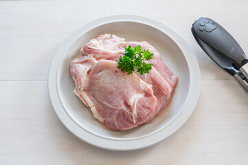 ホエイ液に漬けて柔らかくなった豚肩ロース肉