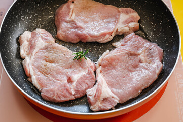 ホエイ液に漬けた豚を焼く