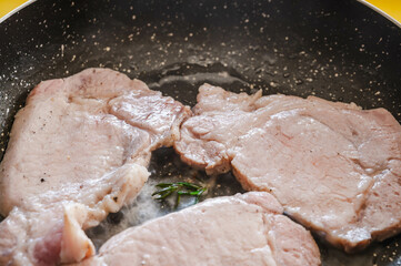 ホエイ液に漬けた豚を焼く