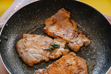 フライパンで焼く豚ステーキ