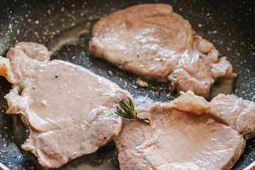 フライパンで焼く豚ステーキ