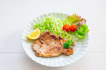 夕食のポークステーキ