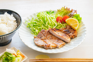 夕食のポークステーキとご飯