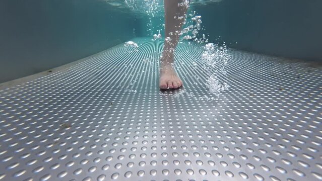 Wasser treten in Kneippbecken, Hydrotherapie, Gesunder Lebensstil
