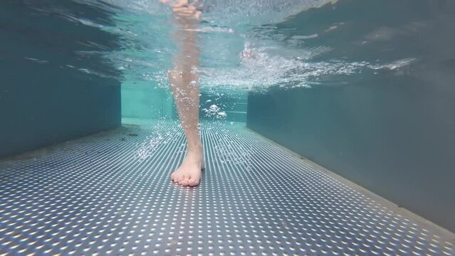 Wasser treten in Kneippbecken, Hydrotherapie, Gesunder Lebensstil