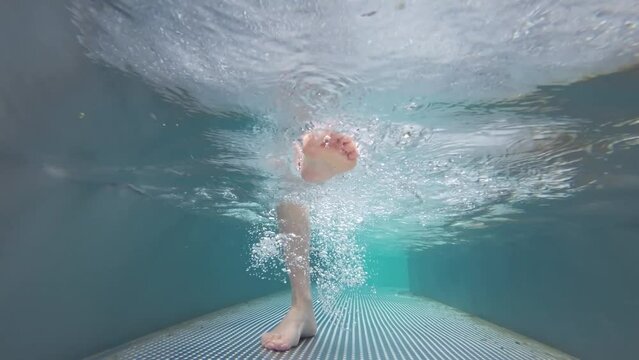 Wasser treten in Kneippbecken, Hydrotherapie, Gesunder Lebensstil