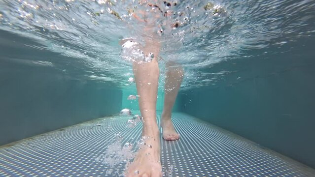 Wasser treten in Kneippbecken, Hydrotherapie, Gesunder Lebensstil