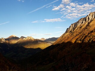 coucher de soleil sur montagnes