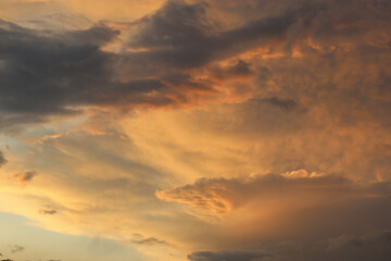 Fototapeta na wymiar Nuvens ao por do sol