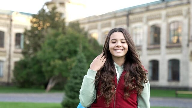 glad school teen girl outdoor. school teen girl outside. school teen girl with backpack.