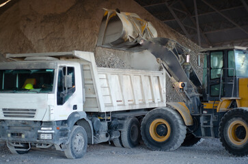 "Improvement of productivity in the loading of limestone in trucks through the use of loaders"