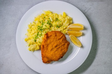 Chicken cutlet with couscous and lemon