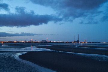 Fototapeta premium Scenic view on Dublin bay area while ebb with industry in background