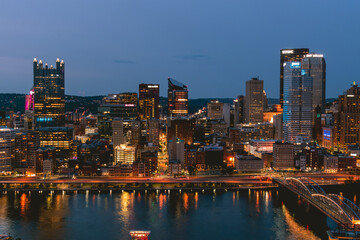 Fototapeta na wymiar Pittsburgh skyline at dusk