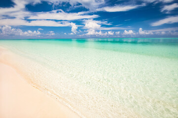 Fototapeta na wymiar Beautiful sunny ocean beach on Maldives