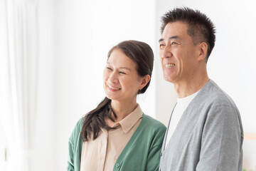 リビングにいる笑顔の高齢者夫婦