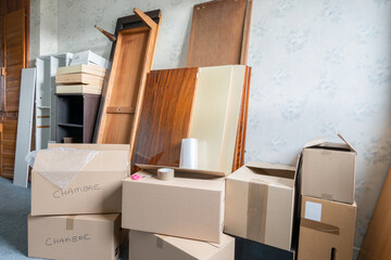 Déménagement. Cartons et meubles dans un appartement .