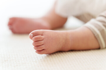 赤ちゃんの足元
