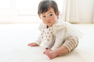 リビングでリラックスする赤ちゃん