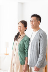 リビングにいる笑顔の高齢者夫婦