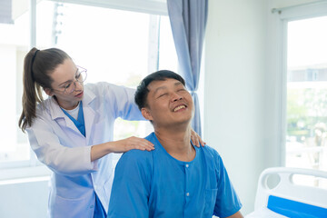 Obraz premium Female doctor's hand doing physiotherapy stretching the shoulder of a male patient. Doctor or physiotherapist working on male patient's limb muscle injury in clinic