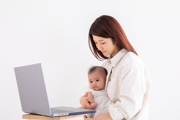 赤ちゃんを抱いて仕事するママ　baby	