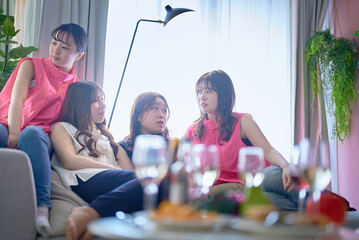 ホームパーティでゆったりと過ごす女性4人