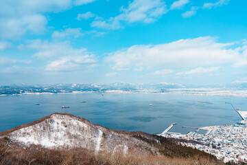 Obraz premium Beautiful landscape and cityscape from Hakodate Mountain with Snow in winter season. landmark and popular for attractions in Hokkaido, Japan.Travel and Vacation concept