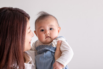 ママに抱っこされる赤ちゃん