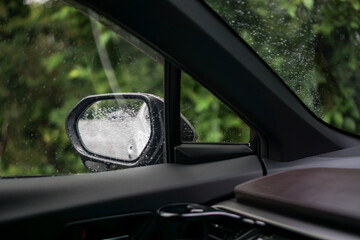 雨の日の水滴のついた車のサイドミラー