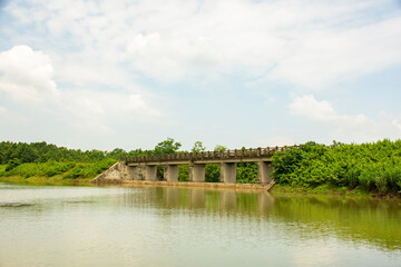Obraz premium Beautiful landscape of the Khandarani dam reservoir on the Khandaqrani lake to prevent flood at Belpahari, Jhargram, West Bengal, India.