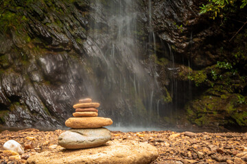 Pedras em equilíbrio na cachoeira