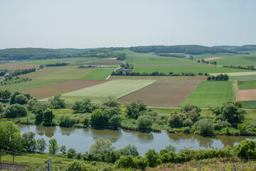 Landschaft mit Feldern unterhalb der Fluss der Main mit wolkenfreien Himmel