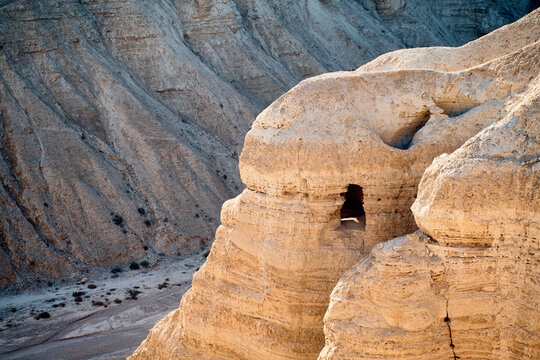 location of the dead sea scrolls in Qumran