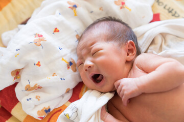 おむつを替える赤ちゃん