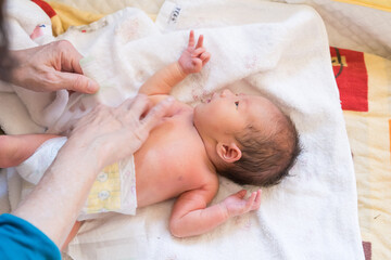 おむつを替える赤ちゃん