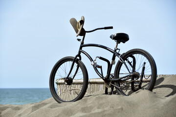 ビーチクルーザーと湘南の砂浜と海