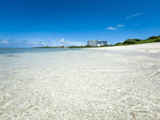 晴れた日の沖縄県読谷村の宇座海岸の白い砂のビーチと波打ち際