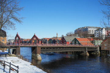 Die Brücke "Gamle Bybro", eines der bekanntesten Wahrzeichen von Trondheim in Norwegen