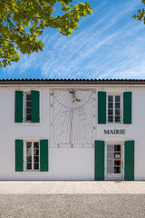 Ile d’Oléron (Charente-Maritime, France). La mairie de Saint-Pierre d'Oléron avec son cadran solaire - 607268035