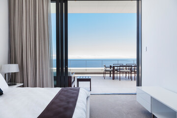 Obraz na płótnie Canvas Modern bedroom and balcony overlooking ocean