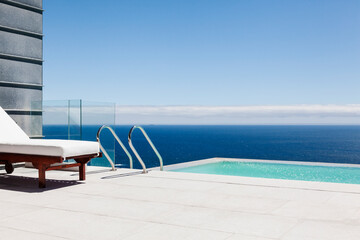 Fototapeta na wymiar Infinity pool overlooking ocean