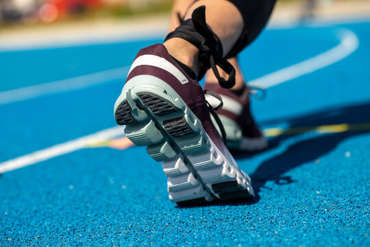 Nahaufnahme einer Leichtathletin vor dem Start eines Rennens (Symbolbild)