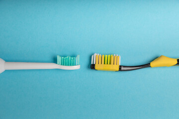 Electric and manual toothbrushes on a blue background. View from above. Oral hygiene. Ordinary toothbrush, eco and electric toothbrush. Oral hygiene. Oral Care Kit. Dentist concept. Dental care. 
