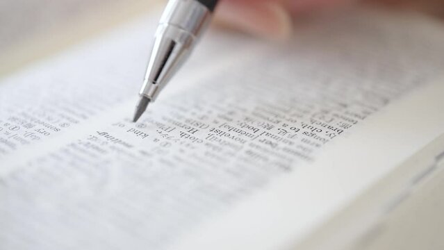 テキストを使って勉強する女性の手元
